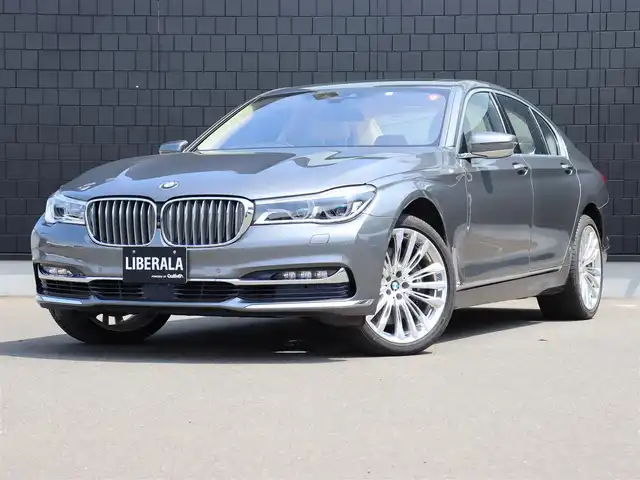 ＢＭＷ ７５０ｉ 宮城県 2016(平28)年 3.6万km グレー デザインピュアエクセレンスパッケージ/レーザーヘッドライト/サンルーフ/純正ナビＴＶ/・ＣＤ・ＤＶＤ・ＵＳＢ・ＢＴ・スクリーンミラーリング/インテリジェントセーフティ/アダプティブクルーズコントロール/エアサスペンション/イージークローザー/ハーマンカードンサウンド/左右メモリー機能付きパワーシート/・左右ベンチレーション・マッサージ機能/全席シートヒーター/ヘッドアップディスプレイ/オートリアサンシェード/アンビエントライト/ミラー一体型ＥＴＣ/３６０℃カメラ/パーキングアシスト/ドライビングモードスイッチ/ワイヤレス充電/オートブレーキホールド/オートハイビーム/カラーコード：C26　マゼラングレー