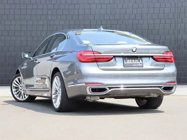 ＢＭＷ ７５０ｉ 宮城県 2016(平28)年 3.6万km グレー デザインピュアエクセレンスパッケージ/レーザーヘッドライト/サンルーフ/純正ナビＴＶ/・ＣＤ・ＤＶＤ・ＵＳＢ・ＢＴ・スクリーンミラーリング/インテリジェントセーフティ/アダプティブクルーズコントロール/エアサスペンション/イージークローザー/ハーマンカードンサウンド/左右メモリー機能付きパワーシート/・左右ベンチレーション・マッサージ機能/全席シートヒーター/ヘッドアップディスプレイ/オートリアサンシェード/アンビエントライト/ミラー一体型ＥＴＣ/３６０℃カメラ/パーキングアシスト/ドライビングモードスイッチ/ワイヤレス充電/オートブレーキホールド/オートハイビーム/カラーコード：C26　マゼラングレー
