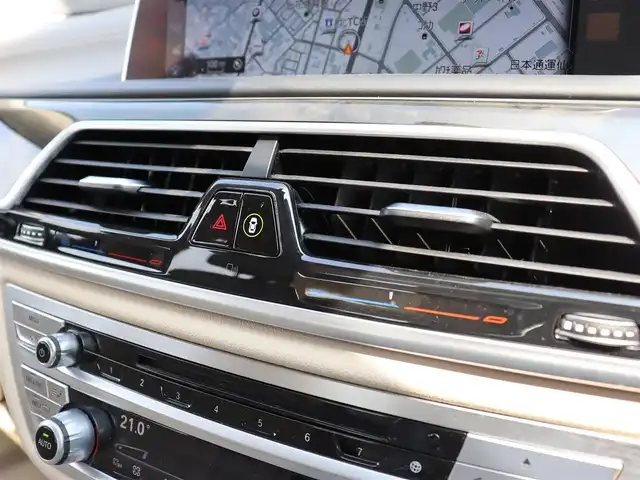 ＢＭＷ ７５０ｉ 宮城県 2016(平28)年 3.6万km グレー デザインピュアエクセレンスパッケージ/レーザーヘッドライト/サンルーフ/純正ナビＴＶ/・ＣＤ・ＤＶＤ・ＵＳＢ・ＢＴ・スクリーンミラーリング/インテリジェントセーフティ/アダプティブクルーズコントロール/エアサスペンション/イージークローザー/ハーマンカードンサウンド/左右メモリー機能付きパワーシート/・左右ベンチレーション・マッサージ機能/全席シートヒーター/ヘッドアップディスプレイ/オートリアサンシェード/アンビエントライト/ミラー一体型ＥＴＣ/３６０℃カメラ/パーキングアシスト/ドライビングモードスイッチ/ワイヤレス充電/オートブレーキホールド/オートハイビーム/カラーコード：C26　マゼラングレー