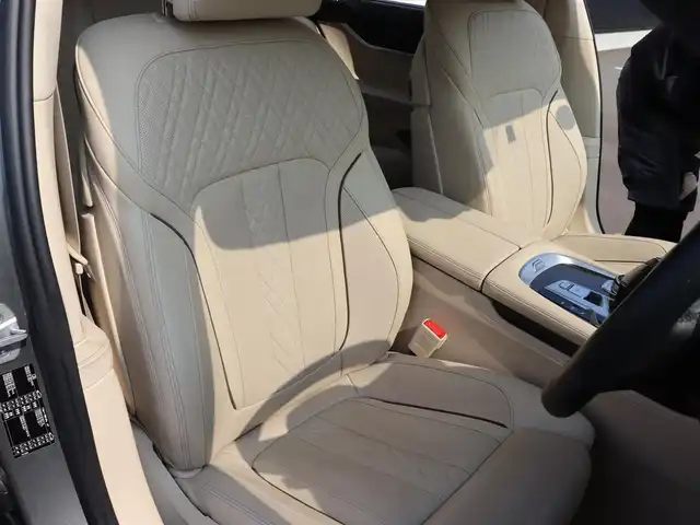 ＢＭＷ ７５０ｉ 宮城県 2016(平28)年 3.6万km グレー デザインピュアエクセレンスパッケージ/レーザーヘッドライト/サンルーフ/純正ナビＴＶ/・ＣＤ・ＤＶＤ・ＵＳＢ・ＢＴ・スクリーンミラーリング/インテリジェントセーフティ/アダプティブクルーズコントロール/エアサスペンション/イージークローザー/ハーマンカードンサウンド/左右メモリー機能付きパワーシート/・左右ベンチレーション・マッサージ機能/全席シートヒーター/ヘッドアップディスプレイ/オートリアサンシェード/アンビエントライト/ミラー一体型ＥＴＣ/３６０℃カメラ/パーキングアシスト/ドライビングモードスイッチ/ワイヤレス充電/オートブレーキホールド/オートハイビーム/カラーコード：C26　マゼラングレー