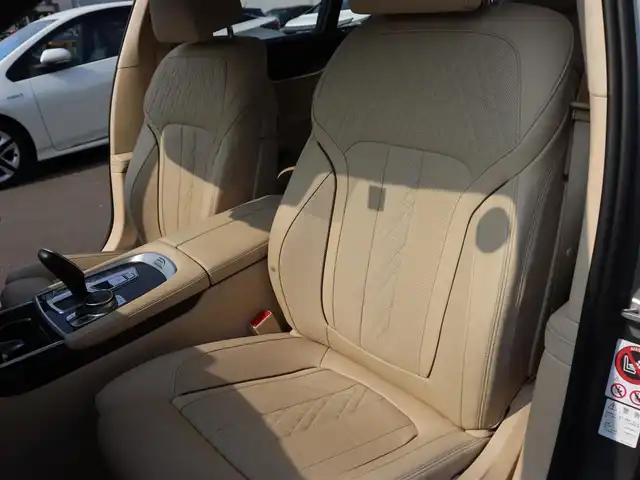 ＢＭＷ ７５０ｉ 宮城県 2016(平28)年 3.6万km グレー デザインピュアエクセレンスパッケージ/レーザーヘッドライト/サンルーフ/純正ナビＴＶ/・ＣＤ・ＤＶＤ・ＵＳＢ・ＢＴ・スクリーンミラーリング/インテリジェントセーフティ/アダプティブクルーズコントロール/エアサスペンション/イージークローザー/ハーマンカードンサウンド/左右メモリー機能付きパワーシート/・左右ベンチレーション・マッサージ機能/全席シートヒーター/ヘッドアップディスプレイ/オートリアサンシェード/アンビエントライト/ミラー一体型ＥＴＣ/３６０℃カメラ/パーキングアシスト/ドライビングモードスイッチ/ワイヤレス充電/オートブレーキホールド/オートハイビーム/カラーコード：C26　マゼラングレー