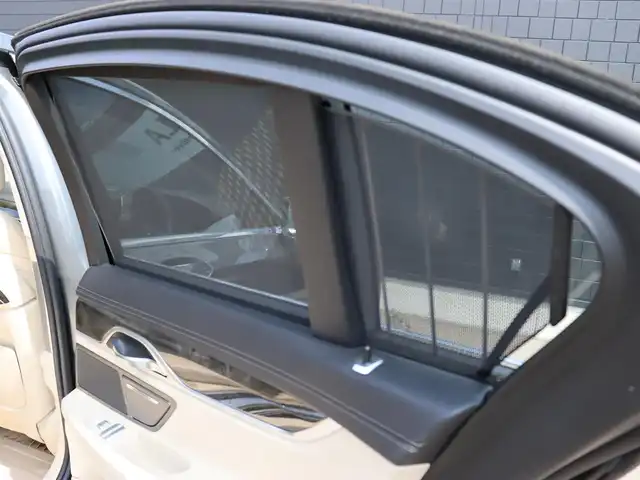 ＢＭＷ ７５０ｉ 宮城県 2016(平28)年 3.6万km グレー デザインピュアエクセレンスパッケージ/レーザーヘッドライト/サンルーフ/純正ナビＴＶ/・ＣＤ・ＤＶＤ・ＵＳＢ・ＢＴ・スクリーンミラーリング/インテリジェントセーフティ/アダプティブクルーズコントロール/エアサスペンション/イージークローザー/ハーマンカードンサウンド/左右メモリー機能付きパワーシート/・左右ベンチレーション・マッサージ機能/全席シートヒーター/ヘッドアップディスプレイ/オートリアサンシェード/アンビエントライト/ミラー一体型ＥＴＣ/３６０℃カメラ/パーキングアシスト/ドライビングモードスイッチ/ワイヤレス充電/オートブレーキホールド/オートハイビーム/カラーコード：C26　マゼラングレー