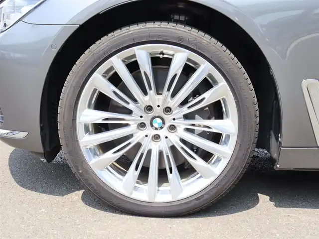 ＢＭＷ ７５０ｉ 宮城県 2016(平28)年 3.6万km グレー デザインピュアエクセレンスパッケージ/レーザーヘッドライト/サンルーフ/純正ナビＴＶ/・ＣＤ・ＤＶＤ・ＵＳＢ・ＢＴ・スクリーンミラーリング/インテリジェントセーフティ/アダプティブクルーズコントロール/エアサスペンション/イージークローザー/ハーマンカードンサウンド/左右メモリー機能付きパワーシート/・左右ベンチレーション・マッサージ機能/全席シートヒーター/ヘッドアップディスプレイ/オートリアサンシェード/アンビエントライト/ミラー一体型ＥＴＣ/３６０℃カメラ/パーキングアシスト/ドライビングモードスイッチ/ワイヤレス充電/オートブレーキホールド/オートハイビーム/カラーコード：C26　マゼラングレー