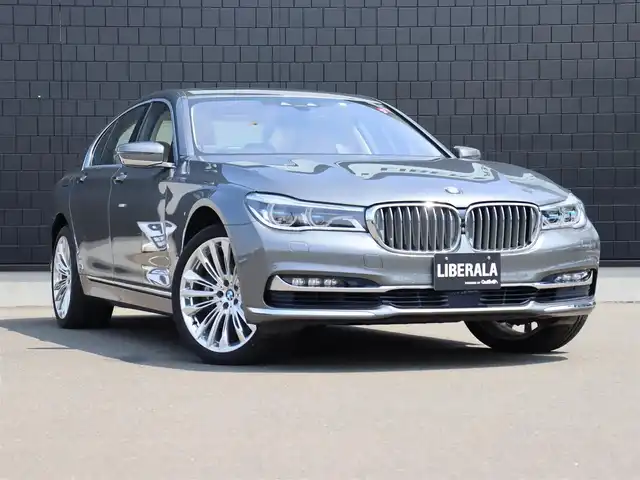 ＢＭＷ ７５０ｉ 宮城県 2016(平28)年 3.6万km グレー デザインピュアエクセレンスパッケージ/レーザーヘッドライト/サンルーフ/純正ナビＴＶ/・ＣＤ・ＤＶＤ・ＵＳＢ・ＢＴ・スクリーンミラーリング/インテリジェントセーフティ/アダプティブクルーズコントロール/エアサスペンション/イージークローザー/ハーマンカードンサウンド/左右メモリー機能付きパワーシート/・左右ベンチレーション・マッサージ機能/全席シートヒーター/ヘッドアップディスプレイ/オートリアサンシェード/アンビエントライト/ミラー一体型ＥＴＣ/３６０℃カメラ/パーキングアシスト/ドライビングモードスイッチ/ワイヤレス充電/オートブレーキホールド/オートハイビーム/カラーコード：C26　マゼラングレー