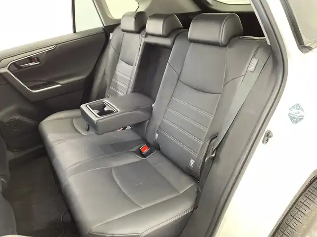 トヨタ ＲＡＶ４ G Zパッケージ 栃木県 2021(令3)年 1.8万km ホワイトパールクリスタルシャイン 純正9インチディスプレイオーディオ/（フルセグTV/Bluetooth/Miracast）/バックカメラ/TRDエアロ/トヨタセーフティセンス/コーナーセンサー/ビルトインETC2.0/パワーバックドア/前席シートヒーター/運転席パワーシート/運転席メモリーシート/ルーフレール/禁煙車/デジタルインナーミラー/ステアリングヒーター/オートライト/LEDヘッドライト/横滑り防止装置/スマートキー/プッシュスタート/ステアリングスイッチ/革巻きステアリング/ウィンカーミラー/純正19インチアルミホイール/純正フロアマット/テレビキャンセラー