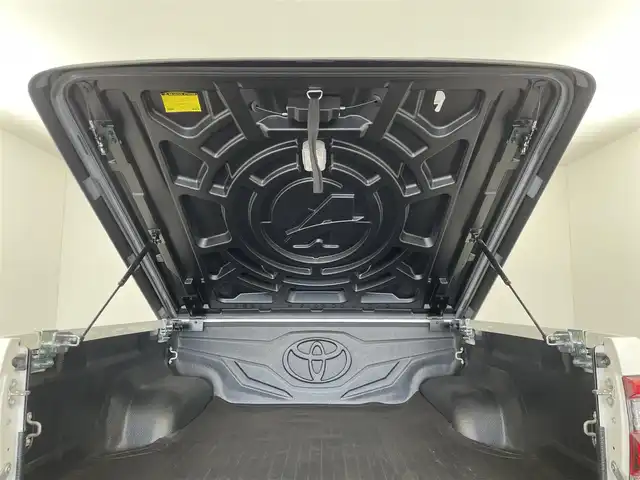 トヨタ ハイラックス Z GRスポーツ 群馬県 2023(令5)年 0.9万km スーパーホワイトⅡ 純正ベッドライナー/純正ハードトノカバー/GRサイドステップ/GR専用ハーフレザー/GRフロアマット/GRドアバイザー/＝＝＝＝＝/純正8インチディスプレイオーディオ/・AM/FM/Bluetooth/apple carplay/andoroid auto/＝＝＝＝＝/純正８インチディスプレイオーディオナビ　パノラミックビューモニター　ＥＴＣ２．０　前後ドラレコ　純正ベッドライナー　純正ハードトノカバー　ＧＲ専用ハーフレザーシート　パワーシート　４ＷＤ　禁煙車
