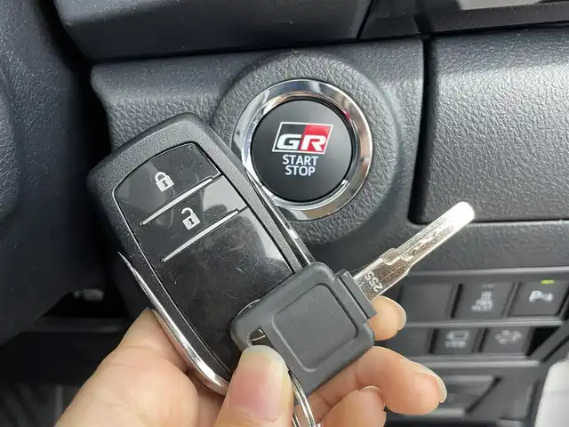 トヨタ ハイラックス Z GRスポーツ 群馬県 2023(令5)年 0.9万km スーパーホワイトⅡ 純正ベッドライナー/純正ハードトノカバー/GRサイドステップ/GR専用ハーフレザー/GRフロアマット/GRドアバイザー/＝＝＝＝＝/純正8インチディスプレイオーディオ/・AM/FM/Bluetooth/apple carplay/andoroid auto/＝＝＝＝＝/純正８インチディスプレイオーディオナビ　パノラミックビューモニター　ＥＴＣ２．０　前後ドラレコ　純正ベッドライナー　純正ハードトノカバー　ＧＲ専用ハーフレザーシート　パワーシート　４ＷＤ　禁煙車