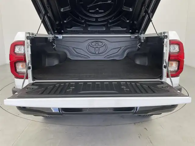 トヨタ ハイラックス Z GRスポーツ 群馬県 2023(令5)年 0.9万km スーパーホワイトⅡ 純正ベッドライナー/純正ハードトノカバー/GRサイドステップ/GR専用ハーフレザー/GRフロアマット/GRドアバイザー/＝＝＝＝＝/純正8インチディスプレイオーディオ/・AM/FM/Bluetooth/apple carplay/andoroid auto/＝＝＝＝＝/純正８インチディスプレイオーディオナビ　パノラミックビューモニター　ＥＴＣ２．０　前後ドラレコ　純正ベッドライナー　純正ハードトノカバー　ＧＲ専用ハーフレザーシート　パワーシート　４ＷＤ　禁煙車