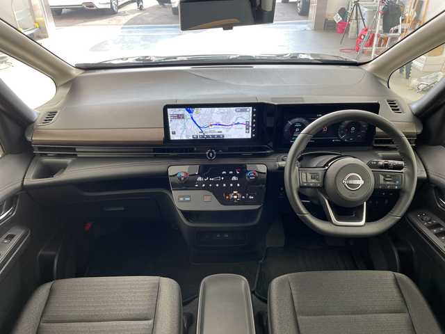 日産 セレナ e－4ORCE ハイウェイスターV 兵庫県 2024(令6)年 1.1万km ダイヤモンドブラック ・ワンオーナー車/・12.3インチNissan Connectナビ/・フルセグTV・BT・USB・Apple Car Play/・アラウンドビューモニター/・プロパイロット２．０/・インテリジェントエマージェンシーブレーキ/・前方衝突予測警報/・アダプティブLEDヘッドライトシステム/・ハイビームアシスト/・先行車発進お知らせ/・ふらつき警報/・標識検知機能/・コーナーセンサー/・ハンズフリー付き両側パワースライドドア/・ステアリングヒーター/・１～2列目シートヒーター/・デジタルインナーミラー/・ビルトインETC2.0/・純正前後ドライブレコーダー/・ワイヤレス充電/・RSRスプリング/・ステアリングリモコン/・電動格納ミラー/・ウインカーミラー/・後席サンシェード/・ドアバイザー/・純正アルミホイール/・純正フロアマット/・スマートキー/・プッシュスタート/・スペアキー/・W+サイドエアバック/・カーテンエアバック