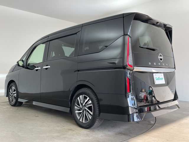 日産 セレナ e－4ORCE ハイウェイスターV 兵庫県 2024(令6)年 1.1万km ダイヤモンドブラック ・ワンオーナー車/・12.3インチNissan Connectナビ/・フルセグTV・BT・USB・Apple Car Play/・アラウンドビューモニター/・プロパイロット２．０/・インテリジェントエマージェンシーブレーキ/・前方衝突予測警報/・アダプティブLEDヘッドライトシステム/・ハイビームアシスト/・先行車発進お知らせ/・ふらつき警報/・標識検知機能/・コーナーセンサー/・ハンズフリー付き両側パワースライドドア/・ステアリングヒーター/・１～2列目シートヒーター/・デジタルインナーミラー/・ビルトインETC2.0/・純正前後ドライブレコーダー/・ワイヤレス充電/・RSRスプリング/・ステアリングリモコン/・電動格納ミラー/・ウインカーミラー/・後席サンシェード/・ドアバイザー/・純正アルミホイール/・純正フロアマット/・スマートキー/・プッシュスタート/・スペアキー/・W+サイドエアバック/・カーテンエアバック