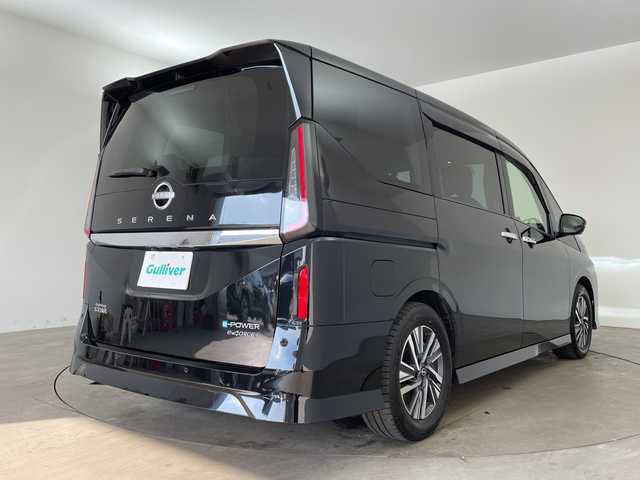 日産 セレナ e－4ORCE ハイウェイスターV 兵庫県 2024(令6)年 1.1万km ダイヤモンドブラック ・ワンオーナー車/・12.3インチNissan Connectナビ/・フルセグTV・BT・USB・Apple Car Play/・アラウンドビューモニター/・プロパイロット２．０/・インテリジェントエマージェンシーブレーキ/・前方衝突予測警報/・アダプティブLEDヘッドライトシステム/・ハイビームアシスト/・先行車発進お知らせ/・ふらつき警報/・標識検知機能/・コーナーセンサー/・ハンズフリー付き両側パワースライドドア/・ステアリングヒーター/・１～2列目シートヒーター/・デジタルインナーミラー/・ビルトインETC2.0/・純正前後ドライブレコーダー/・ワイヤレス充電/・RSRスプリング/・ステアリングリモコン/・電動格納ミラー/・ウインカーミラー/・後席サンシェード/・ドアバイザー/・純正アルミホイール/・純正フロアマット/・スマートキー/・プッシュスタート/・スペアキー/・W+サイドエアバック/・カーテンエアバック