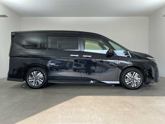 日産 セレナ e－4ORCE ハイウェイスターV 兵庫県 2024(令6)年 1.1万km ダイヤモンドブラック ・ワンオーナー車/・12.3インチNissan Connectナビ/・フルセグTV・BT・USB・Apple Car Play/・アラウンドビューモニター/・プロパイロット２．０/・インテリジェントエマージェンシーブレーキ/・前方衝突予測警報/・アダプティブLEDヘッドライトシステム/・ハイビームアシスト/・先行車発進お知らせ/・ふらつき警報/・標識検知機能/・コーナーセンサー/・ハンズフリー付き両側パワースライドドア/・ステアリングヒーター/・１～2列目シートヒーター/・デジタルインナーミラー/・ビルトインETC2.0/・純正前後ドライブレコーダー/・ワイヤレス充電/・RSRスプリング/・ステアリングリモコン/・電動格納ミラー/・ウインカーミラー/・後席サンシェード/・ドアバイザー/・純正アルミホイール/・純正フロアマット/・スマートキー/・プッシュスタート/・スペアキー/・W+サイドエアバック/・カーテンエアバック