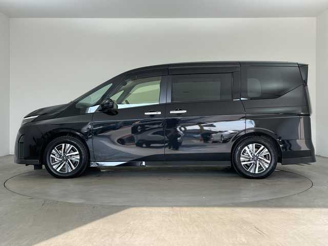 日産 セレナ e－4ORCE ハイウェイスターV 兵庫県 2024(令6)年 1.1万km ダイヤモンドブラック ・ワンオーナー車/・12.3インチNissan Connectナビ/・フルセグTV・BT・USB・Apple Car Play/・アラウンドビューモニター/・プロパイロット２．０/・インテリジェントエマージェンシーブレーキ/・前方衝突予測警報/・アダプティブLEDヘッドライトシステム/・ハイビームアシスト/・先行車発進お知らせ/・ふらつき警報/・標識検知機能/・コーナーセンサー/・ハンズフリー付き両側パワースライドドア/・ステアリングヒーター/・１～2列目シートヒーター/・デジタルインナーミラー/・ビルトインETC2.0/・純正前後ドライブレコーダー/・ワイヤレス充電/・RSRスプリング/・ステアリングリモコン/・電動格納ミラー/・ウインカーミラー/・後席サンシェード/・ドアバイザー/・純正アルミホイール/・純正フロアマット/・スマートキー/・プッシュスタート/・スペアキー/・W+サイドエアバック/・カーテンエアバック