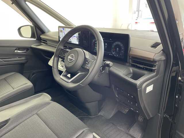 日産 セレナ e－4ORCE ハイウェイスターV 兵庫県 2024(令6)年 1.1万km ダイヤモンドブラック ・ワンオーナー車/・12.3インチNissan Connectナビ/・フルセグTV・BT・USB・Apple Car Play/・アラウンドビューモニター/・プロパイロット２．０/・インテリジェントエマージェンシーブレーキ/・前方衝突予測警報/・アダプティブLEDヘッドライトシステム/・ハイビームアシスト/・先行車発進お知らせ/・ふらつき警報/・標識検知機能/・コーナーセンサー/・ハンズフリー付き両側パワースライドドア/・ステアリングヒーター/・１～2列目シートヒーター/・デジタルインナーミラー/・ビルトインETC2.0/・純正前後ドライブレコーダー/・ワイヤレス充電/・RSRスプリング/・ステアリングリモコン/・電動格納ミラー/・ウインカーミラー/・後席サンシェード/・ドアバイザー/・純正アルミホイール/・純正フロアマット/・スマートキー/・プッシュスタート/・スペアキー/・W+サイドエアバック/・カーテンエアバック