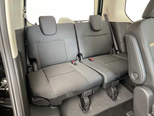 日産 セレナ e－4ORCE ハイウェイスターV 兵庫県 2024(令6)年 1.1万km ダイヤモンドブラック ・ワンオーナー車/・12.3インチNissan Connectナビ/・フルセグTV・BT・USB・Apple Car Play/・アラウンドビューモニター/・プロパイロット２．０/・インテリジェントエマージェンシーブレーキ/・前方衝突予測警報/・アダプティブLEDヘッドライトシステム/・ハイビームアシスト/・先行車発進お知らせ/・ふらつき警報/・標識検知機能/・コーナーセンサー/・ハンズフリー付き両側パワースライドドア/・ステアリングヒーター/・１～2列目シートヒーター/・デジタルインナーミラー/・ビルトインETC2.0/・純正前後ドライブレコーダー/・ワイヤレス充電/・RSRスプリング/・ステアリングリモコン/・電動格納ミラー/・ウインカーミラー/・後席サンシェード/・ドアバイザー/・純正アルミホイール/・純正フロアマット/・スマートキー/・プッシュスタート/・スペアキー/・W+サイドエアバック/・カーテンエアバック