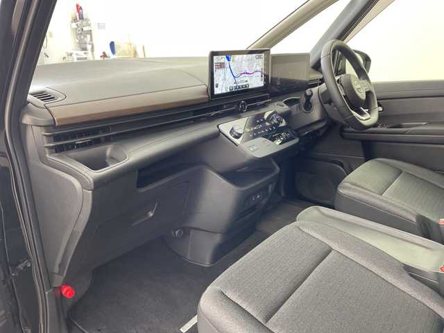 日産 セレナ e－4ORCE ハイウェイスターV 兵庫県 2024(令6)年 1.1万km ダイヤモンドブラック ・ワンオーナー車/・12.3インチNissan Connectナビ/・フルセグTV・BT・USB・Apple Car Play/・アラウンドビューモニター/・プロパイロット２．０/・インテリジェントエマージェンシーブレーキ/・前方衝突予測警報/・アダプティブLEDヘッドライトシステム/・ハイビームアシスト/・先行車発進お知らせ/・ふらつき警報/・標識検知機能/・コーナーセンサー/・ハンズフリー付き両側パワースライドドア/・ステアリングヒーター/・１～2列目シートヒーター/・デジタルインナーミラー/・ビルトインETC2.0/・純正前後ドライブレコーダー/・ワイヤレス充電/・RSRスプリング/・ステアリングリモコン/・電動格納ミラー/・ウインカーミラー/・後席サンシェード/・ドアバイザー/・純正アルミホイール/・純正フロアマット/・スマートキー/・プッシュスタート/・スペアキー/・W+サイドエアバック/・カーテンエアバック