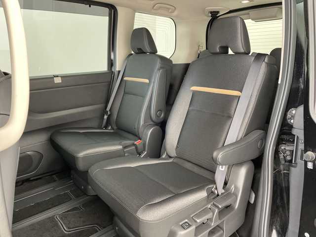 日産 セレナ e－4ORCE ハイウェイスターV 兵庫県 2024(令6)年 1.1万km ダイヤモンドブラック ・ワンオーナー車/・12.3インチNissan Connectナビ/・フルセグTV・BT・USB・Apple Car Play/・アラウンドビューモニター/・プロパイロット２．０/・インテリジェントエマージェンシーブレーキ/・前方衝突予測警報/・アダプティブLEDヘッドライトシステム/・ハイビームアシスト/・先行車発進お知らせ/・ふらつき警報/・標識検知機能/・コーナーセンサー/・ハンズフリー付き両側パワースライドドア/・ステアリングヒーター/・１～2列目シートヒーター/・デジタルインナーミラー/・ビルトインETC2.0/・純正前後ドライブレコーダー/・ワイヤレス充電/・RSRスプリング/・ステアリングリモコン/・電動格納ミラー/・ウインカーミラー/・後席サンシェード/・ドアバイザー/・純正アルミホイール/・純正フロアマット/・スマートキー/・プッシュスタート/・スペアキー/・W+サイドエアバック/・カーテンエアバック