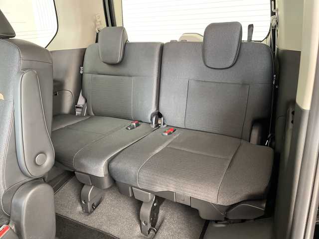 日産 セレナ e－4ORCE ハイウェイスターV 兵庫県 2024(令6)年 1.1万km ダイヤモンドブラック ・ワンオーナー車/・12.3インチNissan Connectナビ/・フルセグTV・BT・USB・Apple Car Play/・アラウンドビューモニター/・プロパイロット２．０/・インテリジェントエマージェンシーブレーキ/・前方衝突予測警報/・アダプティブLEDヘッドライトシステム/・ハイビームアシスト/・先行車発進お知らせ/・ふらつき警報/・標識検知機能/・コーナーセンサー/・ハンズフリー付き両側パワースライドドア/・ステアリングヒーター/・１～2列目シートヒーター/・デジタルインナーミラー/・ビルトインETC2.0/・純正前後ドライブレコーダー/・ワイヤレス充電/・RSRスプリング/・ステアリングリモコン/・電動格納ミラー/・ウインカーミラー/・後席サンシェード/・ドアバイザー/・純正アルミホイール/・純正フロアマット/・スマートキー/・プッシュスタート/・スペアキー/・W+サイドエアバック/・カーテンエアバック