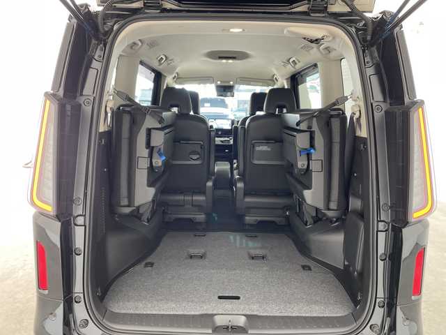 日産 セレナ e－4ORCE ハイウェイスターV 兵庫県 2024(令6)年 1.1万km ダイヤモンドブラック ・ワンオーナー車/・12.3インチNissan Connectナビ/・フルセグTV・BT・USB・Apple Car Play/・アラウンドビューモニター/・プロパイロット２．０/・インテリジェントエマージェンシーブレーキ/・前方衝突予測警報/・アダプティブLEDヘッドライトシステム/・ハイビームアシスト/・先行車発進お知らせ/・ふらつき警報/・標識検知機能/・コーナーセンサー/・ハンズフリー付き両側パワースライドドア/・ステアリングヒーター/・１～2列目シートヒーター/・デジタルインナーミラー/・ビルトインETC2.0/・純正前後ドライブレコーダー/・ワイヤレス充電/・RSRスプリング/・ステアリングリモコン/・電動格納ミラー/・ウインカーミラー/・後席サンシェード/・ドアバイザー/・純正アルミホイール/・純正フロアマット/・スマートキー/・プッシュスタート/・スペアキー/・W+サイドエアバック/・カーテンエアバック