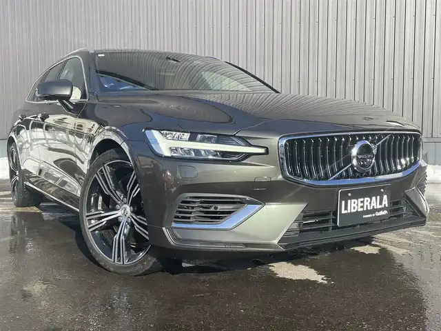 ボルボ ボルボ Ｖ６０ T6 ツインEG AWD インスクリプション 青森県 2019(令1)年 3.2万km グレー /プラグイン・ハイブリッド/4WD/ターボ&スーパーチャージャー/パノラマサンルーフ/Bowers &Wilkinsサウンドシステム/レザーシート/前席シートヒーター/エアシート/ /メモリー付パワーシート/電動リアゲート/純正ナビ・フルセグTV/　(アップルCarPlay/Androidオート)/全方位カメラ/ヘッドアップディスプレイ/衝突軽減ブレーキ/アダプティブクルーズコントロール/パーキングアシスト/自動発車/レーンキーピングアシスト/クロストラフィックアラート/ロードサイン/BLIS(ブラインドスポット)/パークアシスト/アクティブ・ベンディングライト/オートマチック・オートLEDライト/前後バンパーソナー/パワーバックドア/前後ドラレコ/ETC/シルバールーフレール/ヘットライトウオッシャー/ウインカーミラー /リア7面プライバシーガラス/純正19インチアルミホイール/W/サイド/カーテンエアバッグ /プッシュスタート/スマートキーx2/保証書/取説/メーター内ナビ表示可能