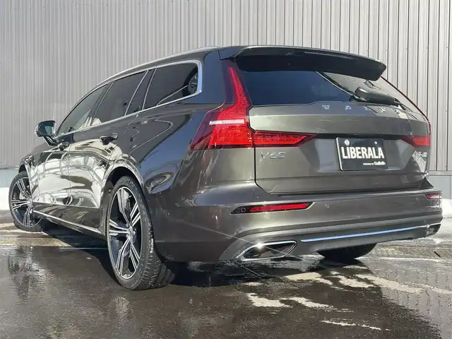 ボルボ ボルボ Ｖ６０ T6 ツインEG AWD インスクリプション 青森県 2019(令1)年 3.2万km グレー /プラグイン・ハイブリッド/4WD/ターボ&スーパーチャージャー/パノラマサンルーフ/Bowers &Wilkinsサウンドシステム/レザーシート/前席シートヒーター/エアシート/ /メモリー付パワーシート/電動リアゲート/純正ナビ・フルセグTV/　(アップルCarPlay/Androidオート)/全方位カメラ/ヘッドアップディスプレイ/衝突軽減ブレーキ/アダプティブクルーズコントロール/パーキングアシスト/自動発車/レーンキーピングアシスト/クロストラフィックアラート/ロードサイン/BLIS(ブラインドスポット)/パークアシスト/アクティブ・ベンディングライト/オートマチック・オートLEDライト/前後バンパーソナー/パワーバックドア/前後ドラレコ/ETC/シルバールーフレール/ヘットライトウオッシャー/ウインカーミラー /リア7面プライバシーガラス/純正19インチアルミホイール/W/サイド/カーテンエアバッグ /プッシュスタート/スマートキーx2/保証書/取説/メーター内ナビ表示可能