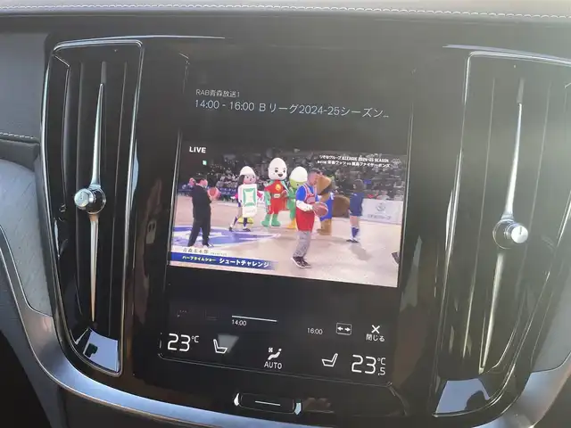 ボルボ ボルボ Ｖ６０ T6 ツインEG AWD インスクリプション 青森県 2019(令1)年 3.2万km グレー /プラグイン・ハイブリッド/4WD/ターボ&スーパーチャージャー/パノラマサンルーフ/Bowers &Wilkinsサウンドシステム/レザーシート/前席シートヒーター/エアシート/ /メモリー付パワーシート/電動リアゲート/純正ナビ・フルセグTV/　(アップルCarPlay/Androidオート)/全方位カメラ/ヘッドアップディスプレイ/衝突軽減ブレーキ/アダプティブクルーズコントロール/パーキングアシスト/自動発車/レーンキーピングアシスト/クロストラフィックアラート/ロードサイン/BLIS(ブラインドスポット)/パークアシスト/アクティブ・ベンディングライト/オートマチック・オートLEDライト/前後バンパーソナー/パワーバックドア/前後ドラレコ/ETC/シルバールーフレール/ヘットライトウオッシャー/ウインカーミラー /リア7面プライバシーガラス/純正19インチアルミホイール/W/サイド/カーテンエアバッグ /プッシュスタート/スマートキーx2/保証書/取説/メーター内ナビ表示可能