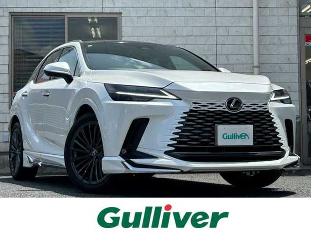 レクサス ＲＸ 350 バージョンL 福岡県 2024(令6)年 1.1万km ソニッククォーツ ワンオーナー/MODELLISTAエアロ/パノラマムーンルーフ/アドバンスドパーク/純正14インチディスプレイオーディオ/　（AM/FM/Bluetooth/Miracast/フルセグTV）/バックカメラ/アラウンドビューモニター/レクサスセーフティサポート/・プリクラッシュセーフティ/・レーンディパーチャーアラート/・アドバンスドドライブ/・レーンチェンジアシスト/・ロードサインアシスト/・プロアクティブドライビングアシスト/・フロントクロストラフィックアラート/・リアクロストラフィックアラート/ブラインドスッポドモニター/安心降車アシスト/横滑り防止装置/パーキングサポートブレーキ/クリアランスソナー/コーナーセンサー/リアカメラディテクション/オートライト/オートハイビームアシスト/純正21インチAW/茶色ハーフレザーシート/メモリ付きパワーシート（D/N）/エアーシート/シートヒーター（全席）/パワーバックドア/ヘッドアップディスプレイ/前後録画機能付きデジタルインナーミラー/置くだけ充電/パドルシフト/USB-C端子×4/スペアキー×1/保証書/取扱説明書