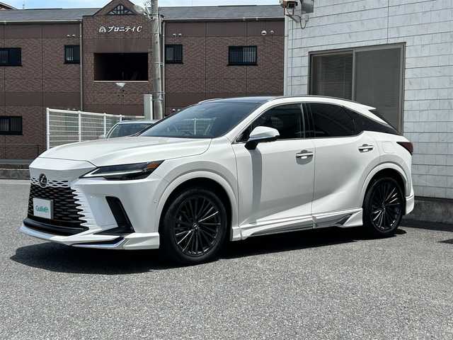レクサス ＲＸ 350 バージョンL 福岡県 2024(令6)年 1.1万km ソニッククォーツ ワンオーナー/MODELLISTAエアロ/パノラマムーンルーフ/アドバンスドパーク/純正14インチディスプレイオーディオ/　（AM/FM/Bluetooth/Miracast/フルセグTV）/バックカメラ/アラウンドビューモニター/レクサスセーフティサポート/・プリクラッシュセーフティ/・レーンディパーチャーアラート/・アドバンスドドライブ/・レーンチェンジアシスト/・ロードサインアシスト/・プロアクティブドライビングアシスト/・フロントクロストラフィックアラート/・リアクロストラフィックアラート/ブラインドスッポドモニター/安心降車アシスト/横滑り防止装置/パーキングサポートブレーキ/クリアランスソナー/コーナーセンサー/リアカメラディテクション/オートライト/オートハイビームアシスト/純正21インチAW/茶色ハーフレザーシート/メモリ付きパワーシート（D/N）/エアーシート/シートヒーター（全席）/パワーバックドア/ヘッドアップディスプレイ/前後録画機能付きデジタルインナーミラー/置くだけ充電/パドルシフト/USB-C端子×4/スペアキー×1/保証書/取扱説明書