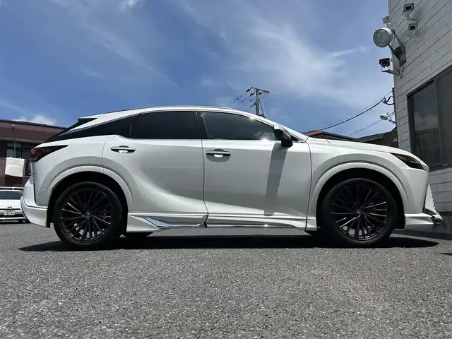 レクサス ＲＸ 350 バージョンL 福岡県 2024(令6)年 1.1万km ソニッククォーツ ワンオーナー/MODELLISTAエアロ/パノラマムーンルーフ/アドバンスドパーク/純正14インチディスプレイオーディオ/　（AM/FM/Bluetooth/Miracast/フルセグTV）/バックカメラ/アラウンドビューモニター/レクサスセーフティサポート/・プリクラッシュセーフティ/・レーンディパーチャーアラート/・アドバンスドドライブ/・レーンチェンジアシスト/・ロードサインアシスト/・プロアクティブドライビングアシスト/・フロントクロストラフィックアラート/・リアクロストラフィックアラート/ブラインドスッポドモニター/安心降車アシスト/横滑り防止装置/パーキングサポートブレーキ/クリアランスソナー/コーナーセンサー/リアカメラディテクション/オートライト/オートハイビームアシスト/純正21インチAW/茶色ハーフレザーシート/メモリ付きパワーシート（D/N）/エアーシート/シートヒーター（全席）/パワーバックドア/ヘッドアップディスプレイ/前後録画機能付きデジタルインナーミラー/置くだけ充電/パドルシフト/USB-C端子×4/スペアキー×1/保証書/取扱説明書