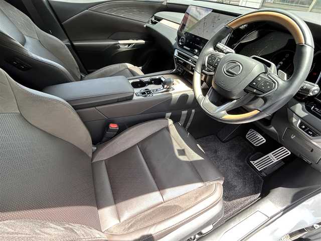 レクサス ＲＸ 350 バージョンL 福岡県 2024(令6)年 1.1万km ソニッククォーツ ワンオーナー/MODELLISTAエアロ/パノラマムーンルーフ/アドバンスドパーク/純正14インチディスプレイオーディオ/　（AM/FM/Bluetooth/Miracast/フルセグTV）/バックカメラ/アラウンドビューモニター/レクサスセーフティサポート/・プリクラッシュセーフティ/・レーンディパーチャーアラート/・アドバンスドドライブ/・レーンチェンジアシスト/・ロードサインアシスト/・プロアクティブドライビングアシスト/・フロントクロストラフィックアラート/・リアクロストラフィックアラート/ブラインドスッポドモニター/安心降車アシスト/横滑り防止装置/パーキングサポートブレーキ/クリアランスソナー/コーナーセンサー/リアカメラディテクション/オートライト/オートハイビームアシスト/純正21インチAW/茶色ハーフレザーシート/メモリ付きパワーシート（D/N）/エアーシート/シートヒーター（全席）/パワーバックドア/ヘッドアップディスプレイ/前後録画機能付きデジタルインナーミラー/置くだけ充電/パドルシフト/USB-C端子×4/スペアキー×1/保証書/取扱説明書