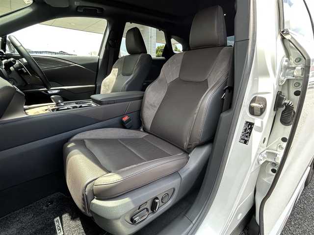 レクサス ＲＸ 350 バージョンL 福岡県 2024(令6)年 1.1万km ソニッククォーツ ワンオーナー/MODELLISTAエアロ/パノラマムーンルーフ/アドバンスドパーク/純正14インチディスプレイオーディオ/　（AM/FM/Bluetooth/Miracast/フルセグTV）/バックカメラ/アラウンドビューモニター/レクサスセーフティサポート/・プリクラッシュセーフティ/・レーンディパーチャーアラート/・アドバンスドドライブ/・レーンチェンジアシスト/・ロードサインアシスト/・プロアクティブドライビングアシスト/・フロントクロストラフィックアラート/・リアクロストラフィックアラート/ブラインドスッポドモニター/安心降車アシスト/横滑り防止装置/パーキングサポートブレーキ/クリアランスソナー/コーナーセンサー/リアカメラディテクション/オートライト/オートハイビームアシスト/純正21インチAW/茶色ハーフレザーシート/メモリ付きパワーシート（D/N）/エアーシート/シートヒーター（全席）/パワーバックドア/ヘッドアップディスプレイ/前後録画機能付きデジタルインナーミラー/置くだけ充電/パドルシフト/USB-C端子×4/スペアキー×1/保証書/取扱説明書