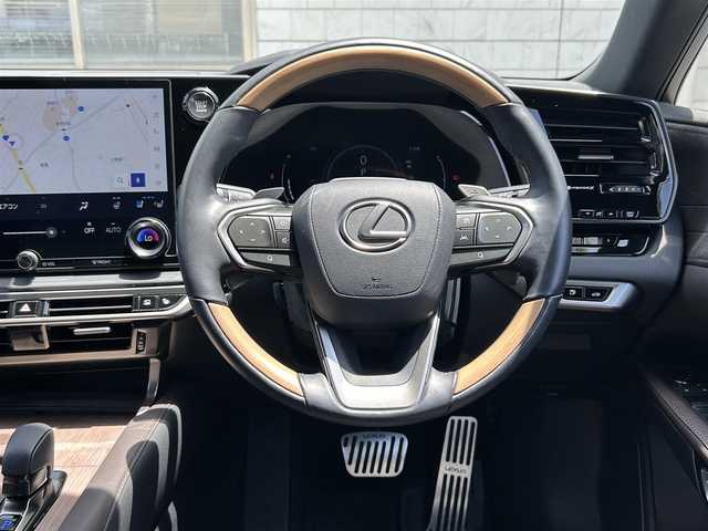 レクサス ＲＸ 350 バージョンL 福岡県 2024(令6)年 1.1万km ソニッククォーツ ワンオーナー/MODELLISTAエアロ/パノラマムーンルーフ/アドバンスドパーク/純正14インチディスプレイオーディオ/　（AM/FM/Bluetooth/Miracast/フルセグTV）/バックカメラ/アラウンドビューモニター/レクサスセーフティサポート/・プリクラッシュセーフティ/・レーンディパーチャーアラート/・アドバンスドドライブ/・レーンチェンジアシスト/・ロードサインアシスト/・プロアクティブドライビングアシスト/・フロントクロストラフィックアラート/・リアクロストラフィックアラート/ブラインドスッポドモニター/安心降車アシスト/横滑り防止装置/パーキングサポートブレーキ/クリアランスソナー/コーナーセンサー/リアカメラディテクション/オートライト/オートハイビームアシスト/純正21インチAW/茶色ハーフレザーシート/メモリ付きパワーシート（D/N）/エアーシート/シートヒーター（全席）/パワーバックドア/ヘッドアップディスプレイ/前後録画機能付きデジタルインナーミラー/置くだけ充電/パドルシフト/USB-C端子×4/スペアキー×1/保証書/取扱説明書