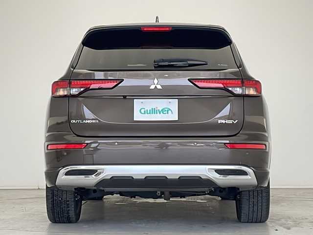 三菱 アウトランダー ＰＨＥＶ P 愛知県 2023(令5)年 0.9万km 茶 マイプロパイロット/衝突被害軽減ブレーキ/BOSEプレミアムサウンド/純正9インチディスプレイオーディオ（ナビあり）/全方位カメラ/クルーズコントロール/シートヒーター/フルセグTV/Bluetooth/バックカメラ/電動リアゲート/パワーシート/ヘッドアップディスプレイ/コーナーセンサー/純正アルミホイール/ブラインドスポットモニター/LEDヘッドライト/パドルシフト/ステアリングヒーター/インテリジェントミラー/オートマチックハイビーム/ドライブレコーダー/ETC2.0/ダウンヒルアシストコントロール/置くだけ充電器/ステアリングスイッチ/スマートキー/プッシュスタート