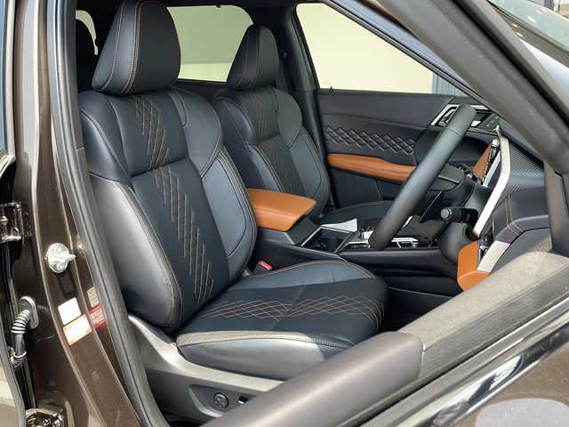 三菱 アウトランダー ＰＨＥＶ P 愛知県 2023(令5)年 0.9万km 茶 マイプロパイロット/衝突被害軽減ブレーキ/BOSEプレミアムサウンド/純正9インチディスプレイオーディオ（ナビあり）/全方位カメラ/クルーズコントロール/シートヒーター/フルセグTV/Bluetooth/バックカメラ/電動リアゲート/パワーシート/ヘッドアップディスプレイ/コーナーセンサー/純正アルミホイール/ブラインドスポットモニター/LEDヘッドライト/パドルシフト/ステアリングヒーター/インテリジェントミラー/オートマチックハイビーム/ドライブレコーダー/ETC2.0/ダウンヒルアシストコントロール/置くだけ充電器/ステアリングスイッチ/スマートキー/プッシュスタート