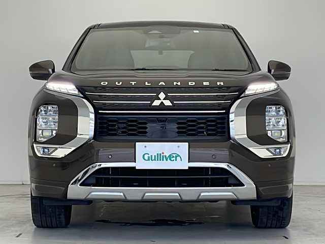 三菱 アウトランダー ＰＨＥＶ P 愛知県 2023(令5)年 0.9万km 茶 マイプロパイロット/衝突被害軽減ブレーキ/BOSEプレミアムサウンド/純正9インチディスプレイオーディオ（ナビあり）/全方位カメラ/クルーズコントロール/シートヒーター/フルセグTV/Bluetooth/バックカメラ/電動リアゲート/パワーシート/ヘッドアップディスプレイ/コーナーセンサー/純正アルミホイール/ブラインドスポットモニター/LEDヘッドライト/パドルシフト/ステアリングヒーター/インテリジェントミラー/オートマチックハイビーム/ドライブレコーダー/ETC2.0/ダウンヒルアシストコントロール/置くだけ充電器/ステアリングスイッチ/スマートキー/プッシュスタート