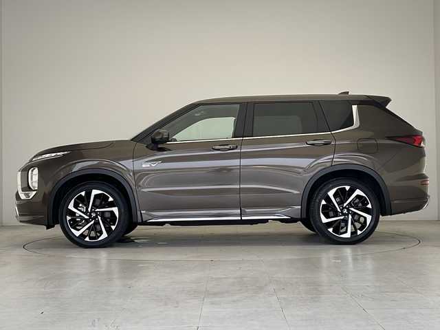 三菱 アウトランダー ＰＨＥＶ P 愛知県 2023(令5)年 0.9万km 茶 マイプロパイロット/衝突被害軽減ブレーキ/BOSEプレミアムサウンド/純正9インチディスプレイオーディオ（ナビあり）/全方位カメラ/クルーズコントロール/シートヒーター/フルセグTV/Bluetooth/バックカメラ/電動リアゲート/パワーシート/ヘッドアップディスプレイ/コーナーセンサー/純正アルミホイール/ブラインドスポットモニター/LEDヘッドライト/パドルシフト/ステアリングヒーター/インテリジェントミラー/オートマチックハイビーム/ドライブレコーダー/ETC2.0/ダウンヒルアシストコントロール/置くだけ充電器/ステアリングスイッチ/スマートキー/プッシュスタート