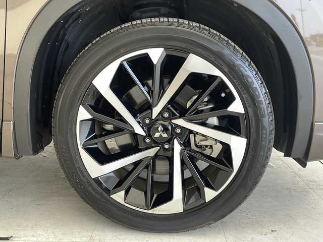 三菱 アウトランダー ＰＨＥＶ P 愛知県 2023(令5)年 0.9万km 茶 マイプロパイロット/衝突被害軽減ブレーキ/BOSEプレミアムサウンド/純正9インチディスプレイオーディオ（ナビあり）/全方位カメラ/クルーズコントロール/シートヒーター/フルセグTV/Bluetooth/バックカメラ/電動リアゲート/パワーシート/ヘッドアップディスプレイ/コーナーセンサー/純正アルミホイール/ブラインドスポットモニター/LEDヘッドライト/パドルシフト/ステアリングヒーター/インテリジェントミラー/オートマチックハイビーム/ドライブレコーダー/ETC2.0/ダウンヒルアシストコントロール/置くだけ充電器/ステアリングスイッチ/スマートキー/プッシュスタート