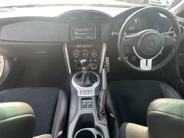 トヨタ ８６ GT リミテッド 岡山県 2015(平27)年 5.3万km クリスタルホワイトパール 登録時走行距離52117km/純正7インチナビ/フルセグTV/（AM.FM.TV.CD.DVD.BT）/ビークルスタビリティコントロール/ドライブモードセレクトスイッチ/クルーズコントロール/横滑り防止装置/バックカメラ/オートライト/ETC/ドライブレコーダー/シートヒーター/ハーフレザーシート/純正17インチAW/純正フロアマット