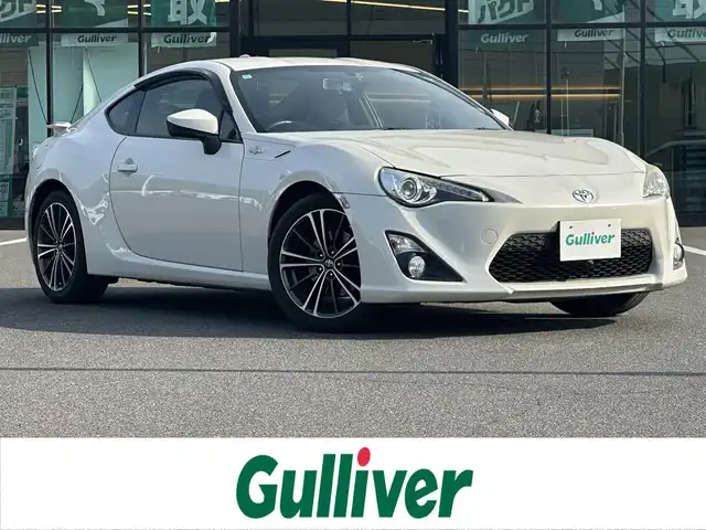 トヨタ ８６ GT リミテッド 岡山県 2015(平27)年 5.3万km クリスタルホワイトパール 登録時走行距離52117km/純正7インチナビ/フルセグTV/（AM.FM.TV.CD.DVD.BT）/ビークルスタビリティコントロール/ドライブモードセレクトスイッチ/クルーズコントロール/横滑り防止装置/バックカメラ/オートライト/ETC/ドライブレコーダー/シートヒーター/ハーフレザーシート/純正17インチAW/純正フロアマット