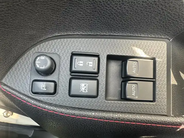 トヨタ ８６ GT リミテッド 岡山県 2015(平27)年 5.3万km クリスタルホワイトパール 登録時走行距離52117km/純正7インチナビ/フルセグTV/（AM.FM.TV.CD.DVD.BT）/ビークルスタビリティコントロール/ドライブモードセレクトスイッチ/クルーズコントロール/横滑り防止装置/バックカメラ/オートライト/ETC/ドライブレコーダー/シートヒーター/ハーフレザーシート/純正17インチAW/純正フロアマット