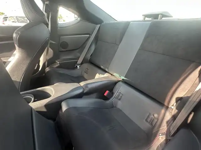 トヨタ ８６ GT リミテッド 岡山県 2015(平27)年 5.3万km クリスタルホワイトパール 登録時走行距離52117km/純正7インチナビ/フルセグTV/（AM.FM.TV.CD.DVD.BT）/ビークルスタビリティコントロール/ドライブモードセレクトスイッチ/クルーズコントロール/横滑り防止装置/バックカメラ/オートライト/ETC/ドライブレコーダー/シートヒーター/ハーフレザーシート/純正17インチAW/純正フロアマット