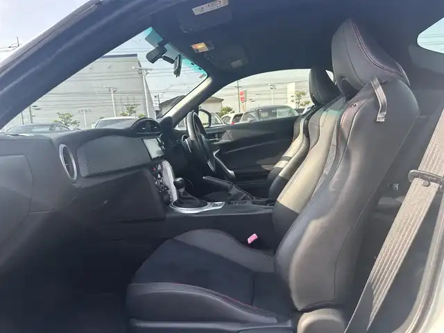 トヨタ ８６ GT リミテッド 岡山県 2015(平27)年 5.3万km クリスタルホワイトパール 登録時走行距離52117km/純正7インチナビ/フルセグTV/（AM.FM.TV.CD.DVD.BT）/ビークルスタビリティコントロール/ドライブモードセレクトスイッチ/クルーズコントロール/横滑り防止装置/バックカメラ/オートライト/ETC/ドライブレコーダー/シートヒーター/ハーフレザーシート/純正17インチAW/純正フロアマット