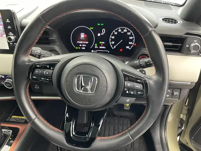 ホンダ ヴェゼル ハイブリッド e:HEV PLaY 愛知県 2022(令4)年 4.7万km サンドカーキパール ・パノラマルーフ/・ワイヤレス充電/・純正9インチナビ/・Bluetooth/・バックカメラ/・フルセグTV/・ホンダセンシング/・衝突被害軽減システム/・クルーズコントロール/・コーナーセンサー/・レーンキープアシスト/・オートライト/・オートマチックハイビーム/・パワーバックドア/・シートヒーター/・ドライブレコーダー/。ETC2.0/・フルフラットシート/・チップアップシート/プッシュスタート/・スマートキー/・スペアキー