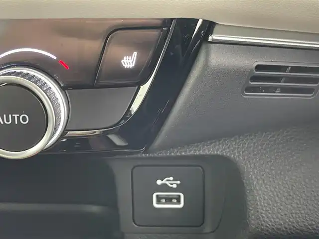 ホンダ ヴェゼル ハイブリッド e:HEV PLaY 愛知県 2022(令4)年 4.7万km サンドカーキパール ・パノラマルーフ/・ワイヤレス充電/・純正9インチナビ/・Bluetooth/・バックカメラ/・フルセグTV/・ホンダセンシング/・衝突被害軽減システム/・クルーズコントロール/・コーナーセンサー/・レーンキープアシスト/・オートライト/・オートマチックハイビーム/・パワーバックドア/・シートヒーター/・ドライブレコーダー/。ETC2.0/・フルフラットシート/・チップアップシート/プッシュスタート/・スマートキー/・スペアキー