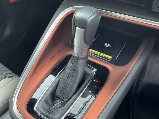 ホンダ ヴェゼル ハイブリッド e:HEV PLaY 愛知県 2022(令4)年 4.7万km サンドカーキパール ・パノラマルーフ/・ワイヤレス充電/・純正9インチナビ/・Bluetooth/・バックカメラ/・フルセグTV/・ホンダセンシング/・衝突被害軽減システム/・クルーズコントロール/・コーナーセンサー/・レーンキープアシスト/・オートライト/・オートマチックハイビーム/・パワーバックドア/・シートヒーター/・ドライブレコーダー/。ETC2.0/・フルフラットシート/・チップアップシート/プッシュスタート/・スマートキー/・スペアキー