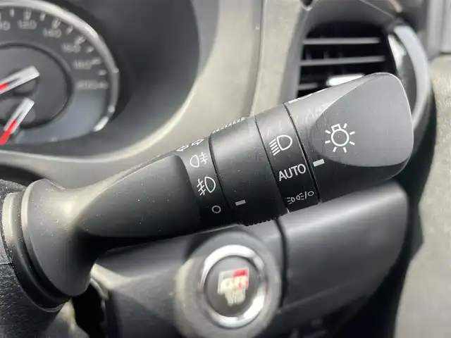 トヨタ ハイラックス Z GRスポーツ 千葉県 2023(令5)年 3.2万km スーパーホワイトⅡ ワンオーナー　/４ＷＤ　/ディーゼル　/純正８インチナビ　/Ｂｌｕｅｔｏｏｔｈ/ＵＳＢ/アップルカープレイ／アンドロイドオート　/全方位カメラ　/レーダークルーズコントロール　/ETC　/LEDヘッドライト/D席パワーシート/ハーフレザーシート/オートライト