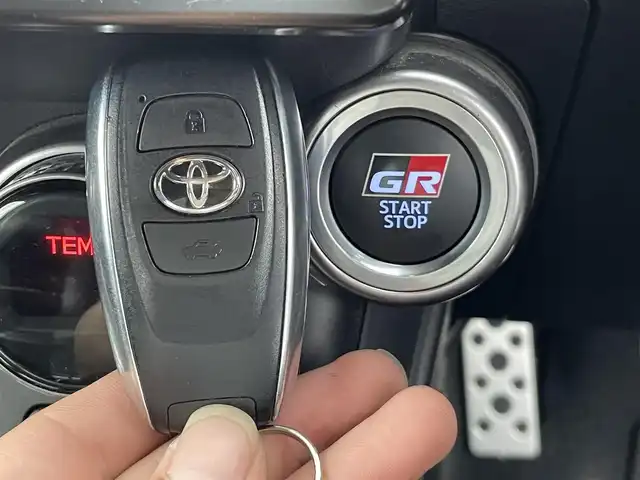 トヨタ ＧＲ８６ RZ 群馬県 2022(令4)年 4.9万km クリスタルブラックシリカ GRエアロ（フロント/サイド/リアスポイラー）/GRフェンダーガーニッシュ/GRカナード/GRサスペンションキット/GRマフラー/GR19インチAW/＝＝＝＝＝＝＝＝＝/純正9インチナビ/（AM/FM/CD/DVD/SD/Bluetooth/フルセグTV）/バックカメラ/クルーズコントロール/ハーフレザーシート/前席シートヒーター/アルパインミラー型前後ドライブレコーダー/ETC/強化クラッチ/ステアリング連動ヘッドランプ/後側方警戒支援システム/左右独立温度コントロールフルオートエアコン/Bi-Beam LEDヘッドランプ/（オートレベリング機能付＋LEDクリアランスランプ＋LEDターンランプ）/マクファーソンストラット式フロントサスペンション/ダブルウィッシュボーン式リヤサスペンション/トルセンLSD（リミテッド・スリップ・デフ）