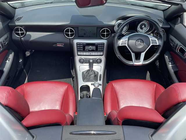 メルセデス・ベンツ ＳＬＫ２００ レーダーセーフティエディション 滋賀県 2013(平25)年 5.3万km ポーラホワイト ガソリン/2WD/AT/オープン/マジックスカイルーフ/WALD製アルミホイール純正ナビ/【CD/フルセグ/Bluetooth】/ETC/バックカメラ/プリクラッシュブレーキアシスト/レーンキープアシスト/クルーズコントロール/横滑り防止装置/コーナーセンサー/BSM/アテンションアシスト/運転席・助手席メモリー付きパワーシート/運転席・助手席シートヒーター/レザーシート/電動格納ミラー/電動パーキング/革巻きステアリング/ステアリングスイッチ/パドルシフト/オートライト/LEDヘッドライト/フルオートエアコン/スペアキー/リモコンキー