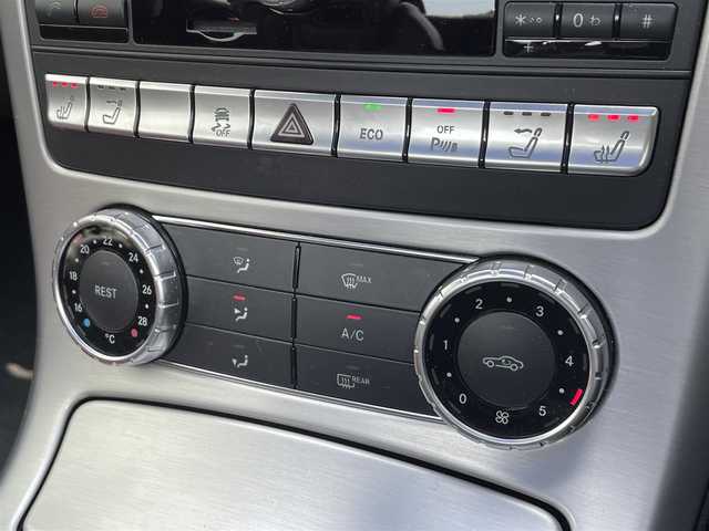 メルセデス・ベンツ ＳＬＫ２００ レーダーセーフティエディション 滋賀県 2013(平25)年 5.3万km ポーラホワイト ガソリン/2WD/AT/オープン/マジックスカイルーフ/WALD製アルミホイール純正ナビ/【CD/フルセグ/Bluetooth】/ETC/バックカメラ/プリクラッシュブレーキアシスト/レーンキープアシスト/クルーズコントロール/横滑り防止装置/コーナーセンサー/BSM/アテンションアシスト/運転席・助手席メモリー付きパワーシート/運転席・助手席シートヒーター/レザーシート/電動格納ミラー/電動パーキング/革巻きステアリング/ステアリングスイッチ/パドルシフト/オートライト/LEDヘッドライト/フルオートエアコン/スペアキー/リモコンキー