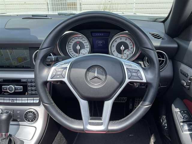 メルセデス・ベンツ ＳＬＫ２００ レーダーセーフティエディション 滋賀県 2013(平25)年 5.3万km ポーラホワイト ガソリン/2WD/AT/オープン/マジックスカイルーフ/WALD製アルミホイール純正ナビ/【CD/フルセグ/Bluetooth】/ETC/バックカメラ/プリクラッシュブレーキアシスト/レーンキープアシスト/クルーズコントロール/横滑り防止装置/コーナーセンサー/BSM/アテンションアシスト/運転席・助手席メモリー付きパワーシート/運転席・助手席シートヒーター/レザーシート/電動格納ミラー/電動パーキング/革巻きステアリング/ステアリングスイッチ/パドルシフト/オートライト/LEDヘッドライト/フルオートエアコン/スペアキー/リモコンキー